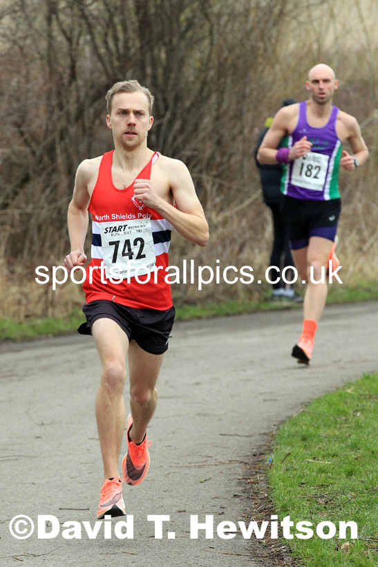 Senior men and veteran men over-40s NECAA Road Relay Champs., Hetton Lyons Park, Hetton le Hole, County Durham. Photo: David T. Hewitson/Sports for All Pics